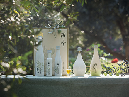 祥宇特級(jí)初榨橄欖油，純手工采摘、精選優(yōu)質(zhì)油橄欖鮮果，用意大利貝亞雷斯全自動(dòng)設(shè)備物理冷榨工藝，在鮮果采摘后8小時(shí)內(nèi)限時(shí)鮮榨而成。